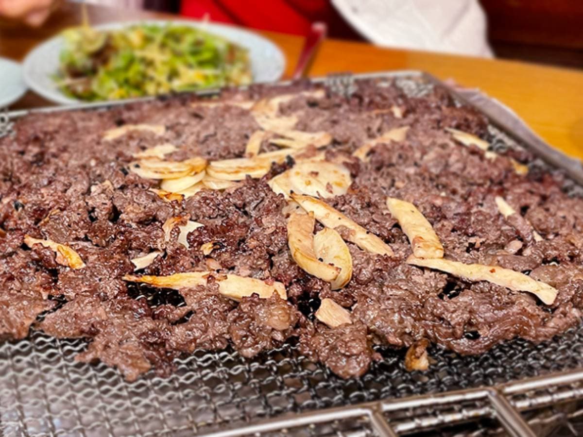 Eonyang Bulgogi being grilled on the grilling net