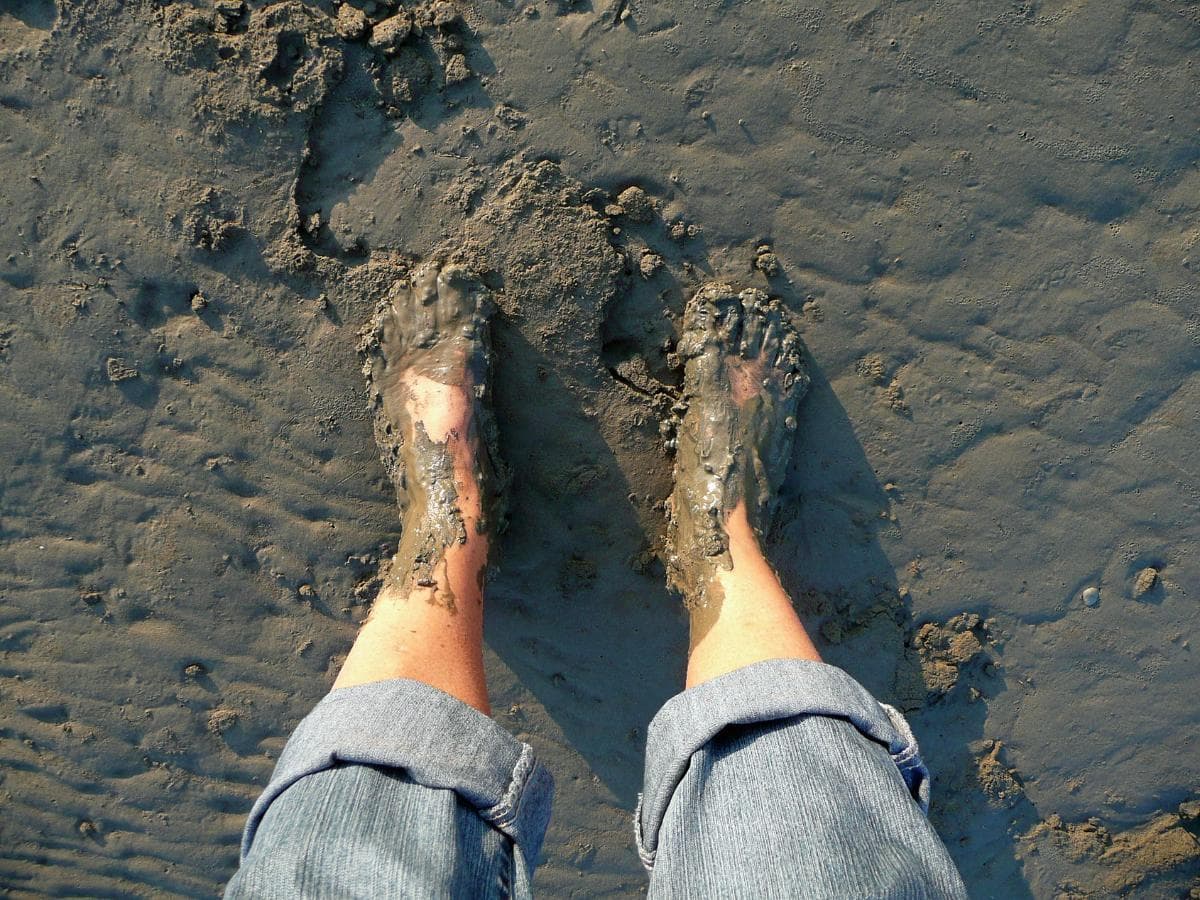 feet in mud