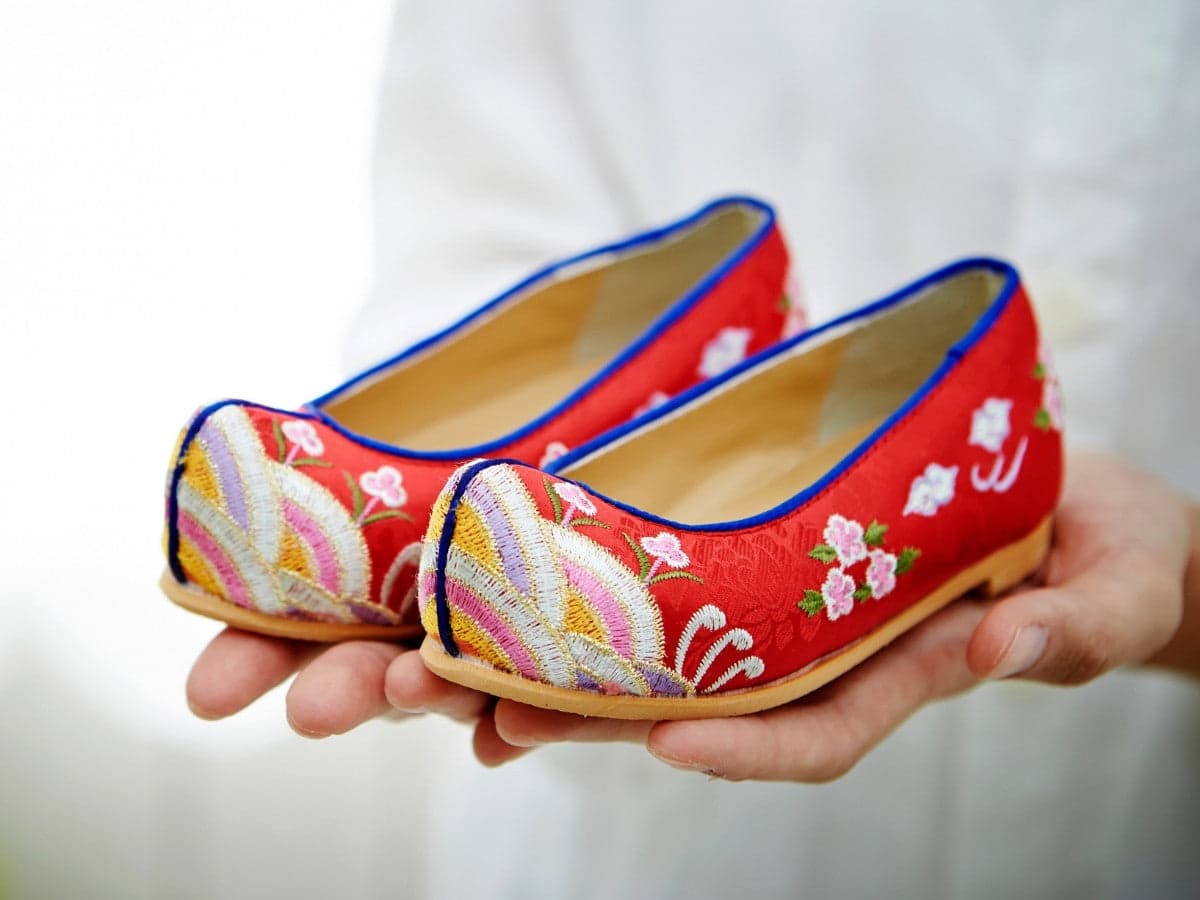 A pair of Kkotsin shoes