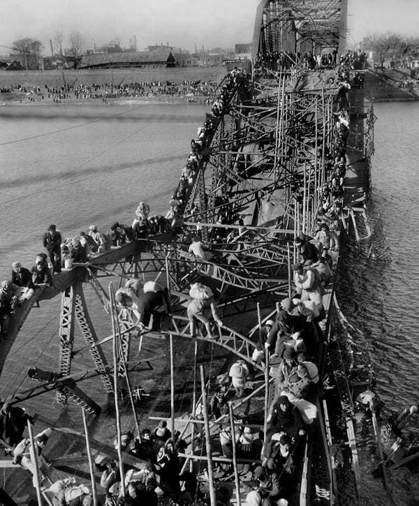 Pulitzer Prize-winning photo taken on December 4, 1950 by photographer Max Desfor during the Korean War