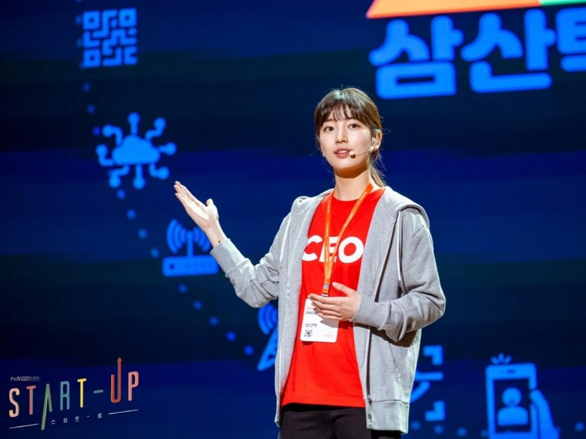 In korea drama 'Startup', the main character 'Seo Dal-mi', speeches on a competitive presentation to attract investment.