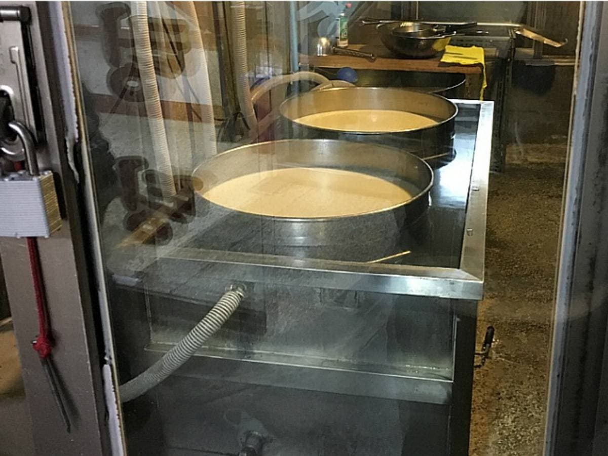 Large pots with boiling seolleongtang broth