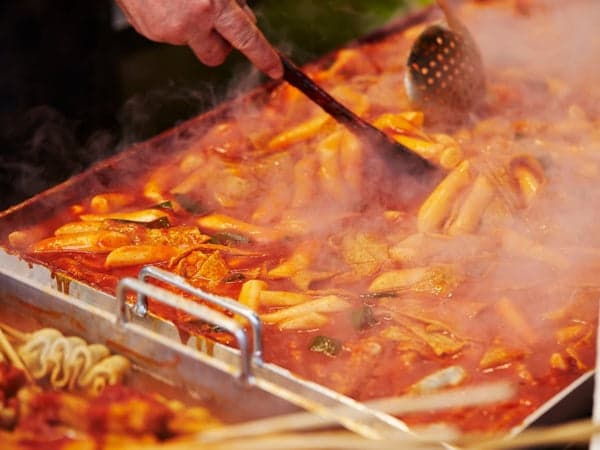 Tteokbokki being cooked.