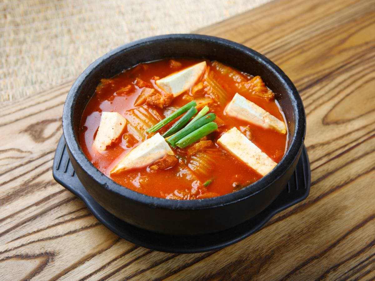Kimchi stew in an earthen pot
